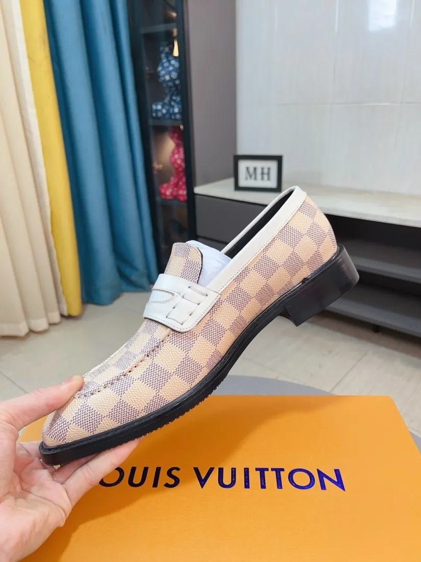 Ex-factory price 720🌹🌹High version [LV] Louis Vuitton's popular casual leather shoes🎖Fashionable and elegant🎖🎖Material: Original imported open-edge beaded cowhide, washed cowhide leather lining, original open-molded rubber outsole, high-end and classy, ​​elegant quality, instantly transforming into a handsome man ❤❤Standard\nNumber: 38-44